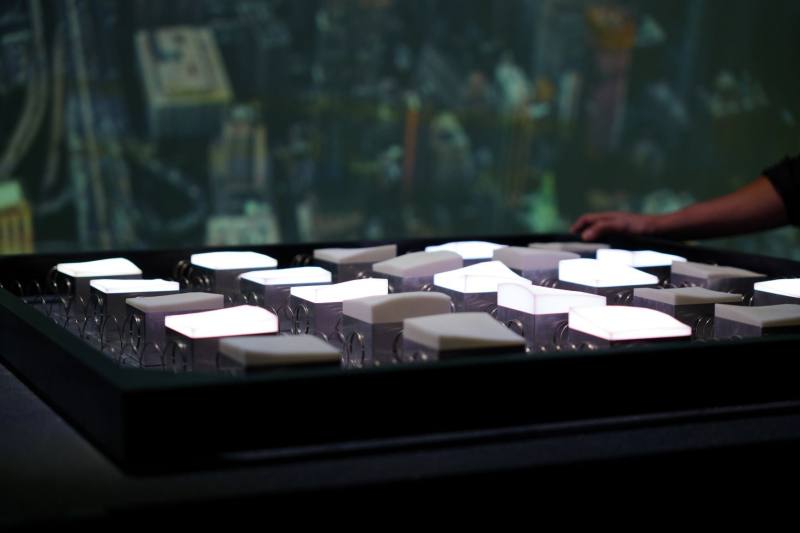 《大地回音》結合動力與聲音互動裝置，以模擬地震「彈簧盒塊」模型為創作基礎，透過即時動態偵測技術及音樂科技「微粒合成法」，將微小動態即時轉換成擬真的地震聲響（藝術家劉辰岫提供）