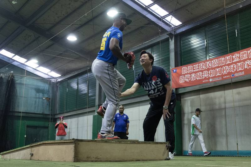 CTBC Brothers pitching coach Wang Chien-ming (front, right). CNA photo April 28, 2025