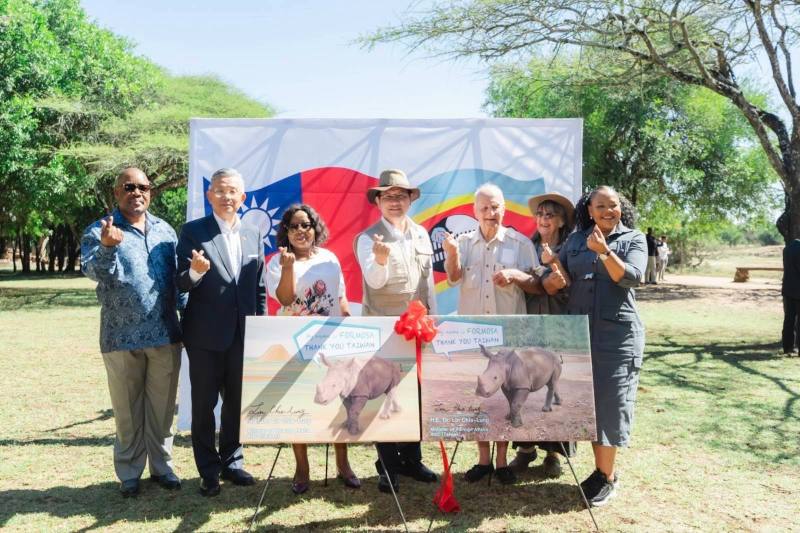 1. Special Envoy Lin (center) announces MOFA’s cooperation with Big Game Parks, witnessed by Ministers Shakantu (first right) and Mkhonta-Simelane (third left).