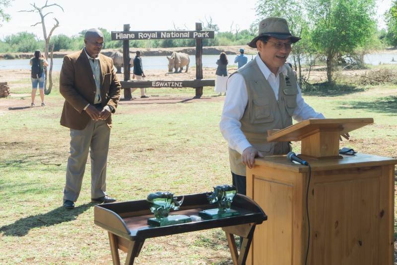 2. Special Envoy Lin delivers remarks at the donation event.