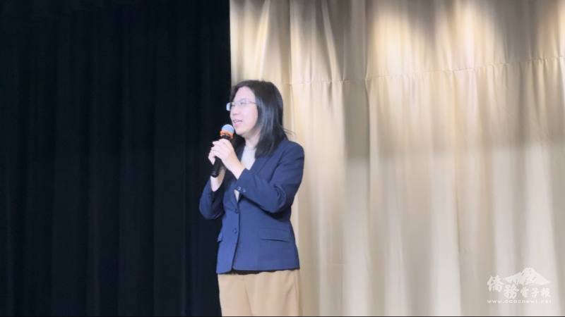 洛杉磯文教中心主任鐘佩珍致詞