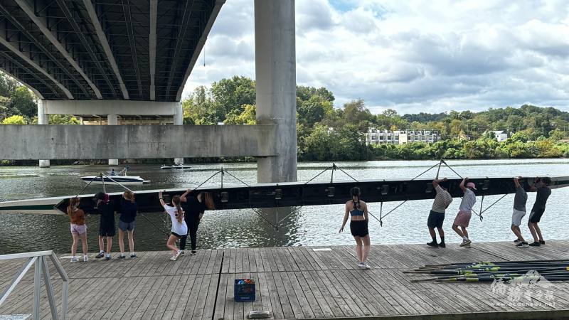 八人單槳船體積十分龐大，搬運輸考驗團隊協作能力