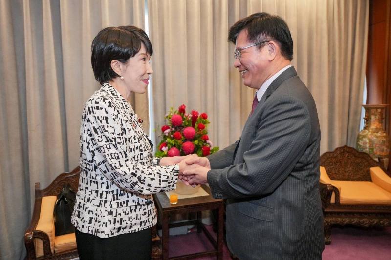 外交部長林佳龍（右）歡迎日本前經濟安全保障擔當大臣高市早苗眾議員（左）一行。