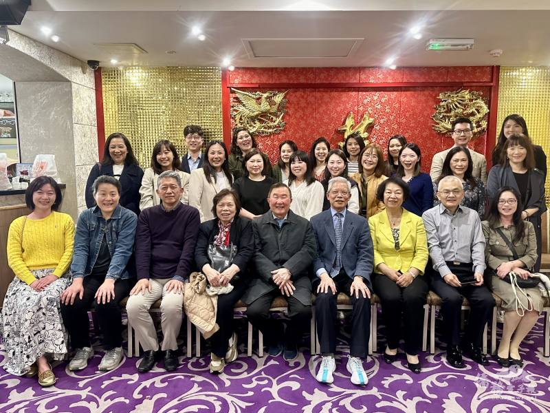 駐英國代表處僑務組舉辦聯合座談餐會，逾三十位英國僑校、主流學校臺裔教師及i僑卡店家齊聚一堂