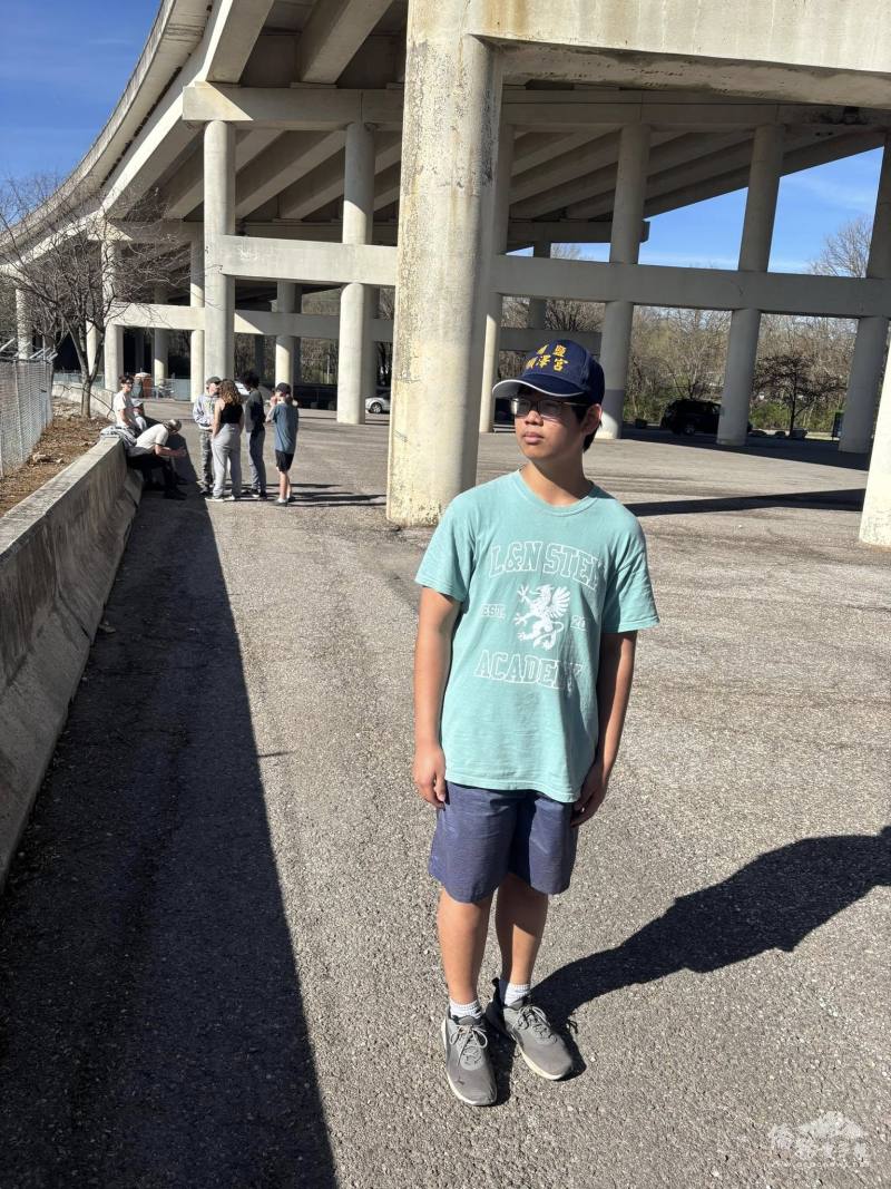 小虎戴外公外婆送的冠軍帽參加划船比賽，順利獲勝