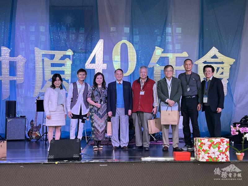 中原大學董事長張光正(左四)與校友合影