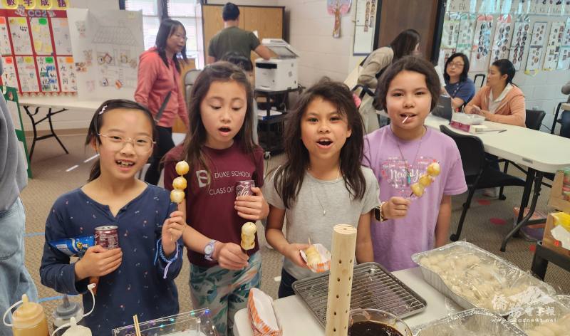北卡洛麗中文學校準備臺式點心烤麻糬給認真學唱華語歌曲的學生