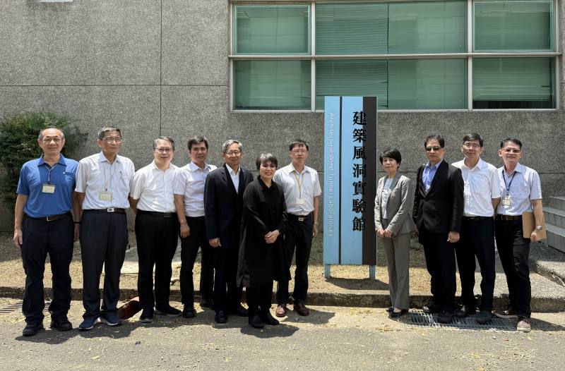 內政部長劉世芳29日前往建築研究所視察其所屬「風雨風洞實驗室」及「防火實驗中心」