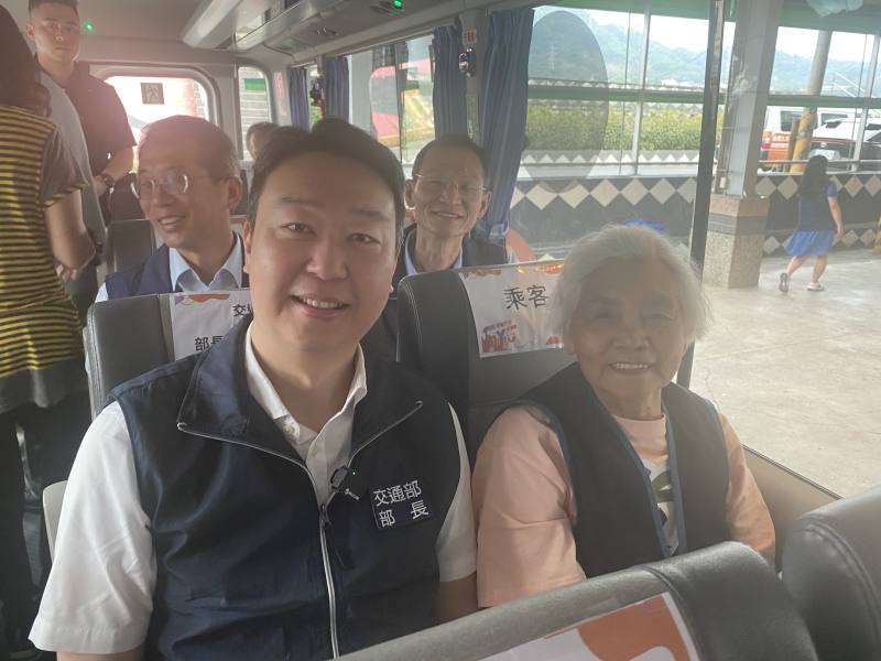 交通部長陳世凱搭乘幸福巴士時，與來義鄉的長者VuVu比鄰而坐。(吳琍君攝)