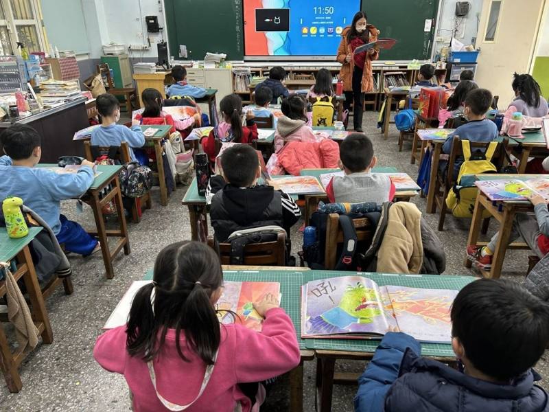 桃園市茄苳國小透過繪本，引導學生觀察圖片練習辨識情緒