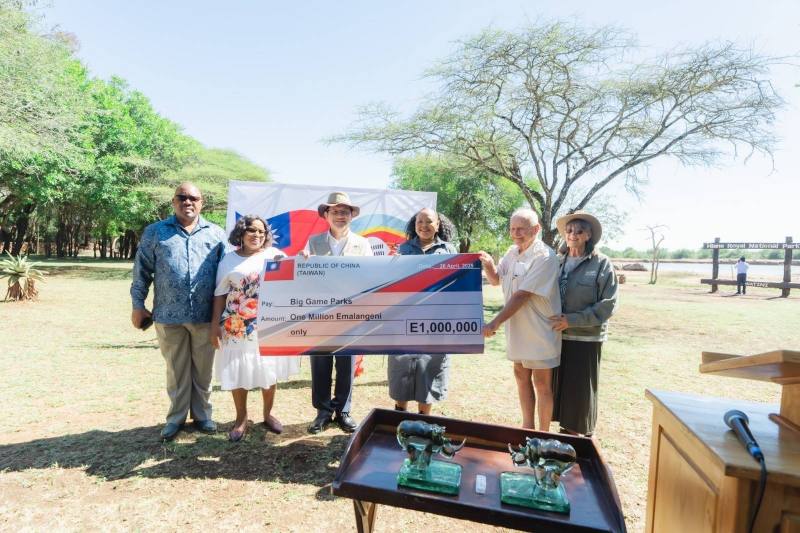 3. Special Envoy Lin announces the donation of one million emalangeni to Big Game Parks to assist rhino conservation.