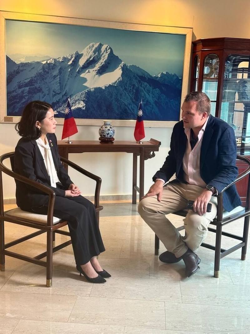 駐以色列代表李雅萍（左）於28日接受全球知名媒體平台Visegrád 24專訪，針對台灣面臨的國際挑戰提出深入分析，強調台灣參與國際組織的正當性，並重申台灣堅定捍衛民主體制的決心。（駐以色列代表處提供）