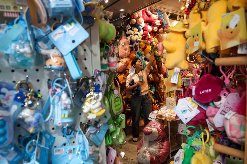 A shopper looks at an item displayed by a vendor in Taipei's Ximending area on Monday. CNA photo April 28, 2025