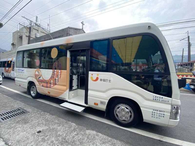 屏東縣來義鄉的幸福巴士。(吳琍君攝)