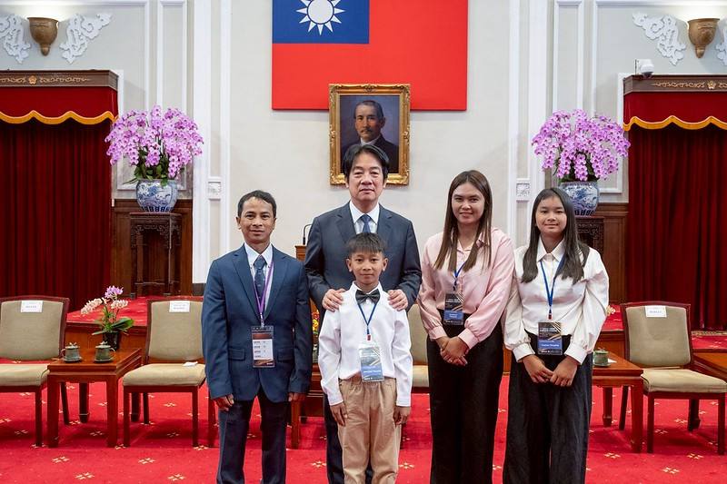 總統與「114年全國模範勞工、全國模範移工及其眷屬」合影