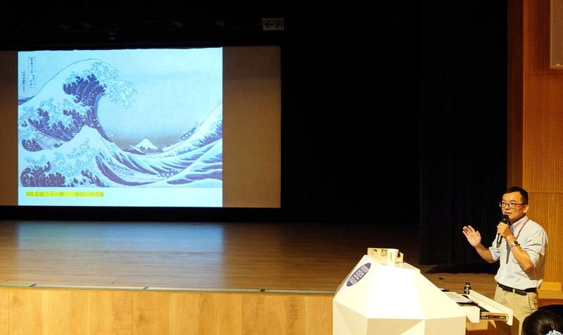 Chu Lung-hsing, an associate researcher at the Southern Branch of the National Palace Museum, introduces the woodblock print "The Great Wave off Kanagawa" by Japanese ukiyo-e artist Katsushika Hokusai (1760–1849) during a presentation for the upcoming exh