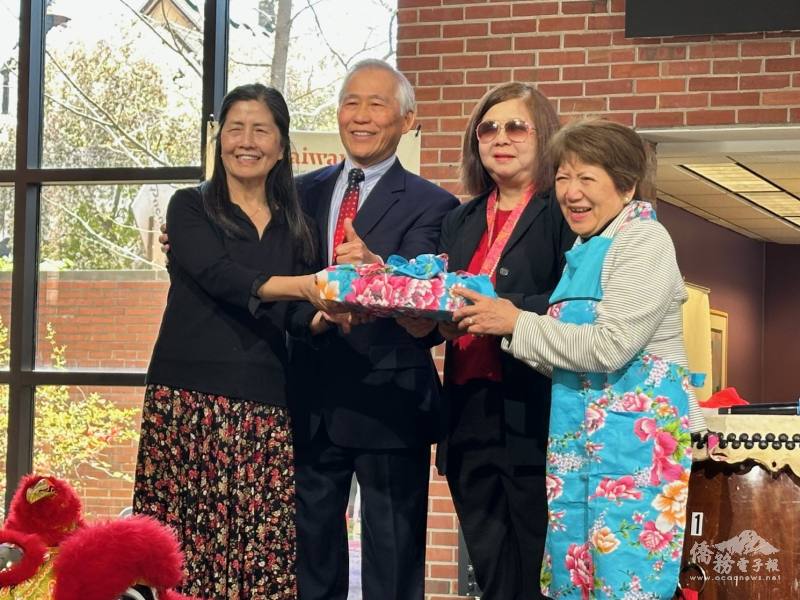 2025年密西根文化大使由莊天彬博士(左二)與夫人王元蕙(左一)共同受獎，頒獎人是第一屆密西根文化大使獎得獎人司徒達森(右一)以及會長楊逸鴻博士(右二)