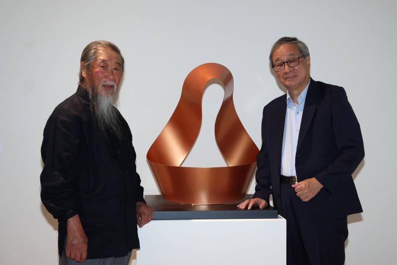 Minister of Culture Li Yuan (right) attends the event's opening ceremony and takes a photo with aritst Zai-Qian Lee (left)