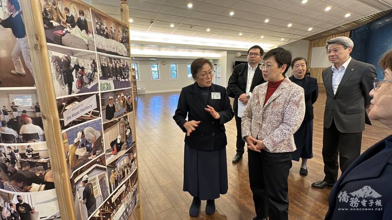 負責人彭淑珠(左)介紹支會志業足跡