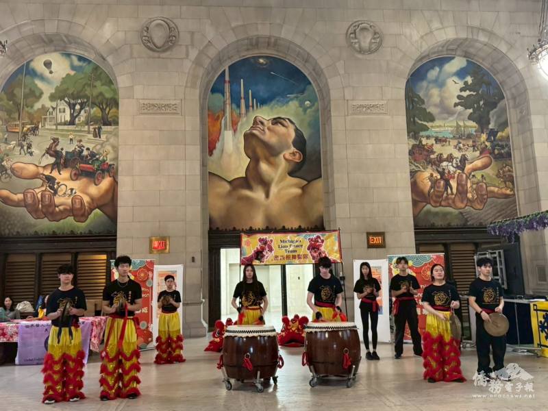 密西根舞獅隊在底特律圖書館 Adam Strohm Hall 舉辦「臺美端午節」文化活動(謝雅玲提供)