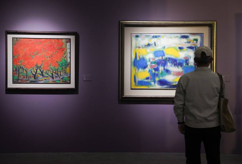 藝術家鍾桂英以半具象的繪畫風格，細膩描繪台灣社會變遷，作品色彩鮮明、對比強烈，展現獨特韻律感。圖為民眾28日前往國立歷史博物館，參觀「玩色．巧師：台灣戰後第一代女性藝術家鍾桂英」特展。