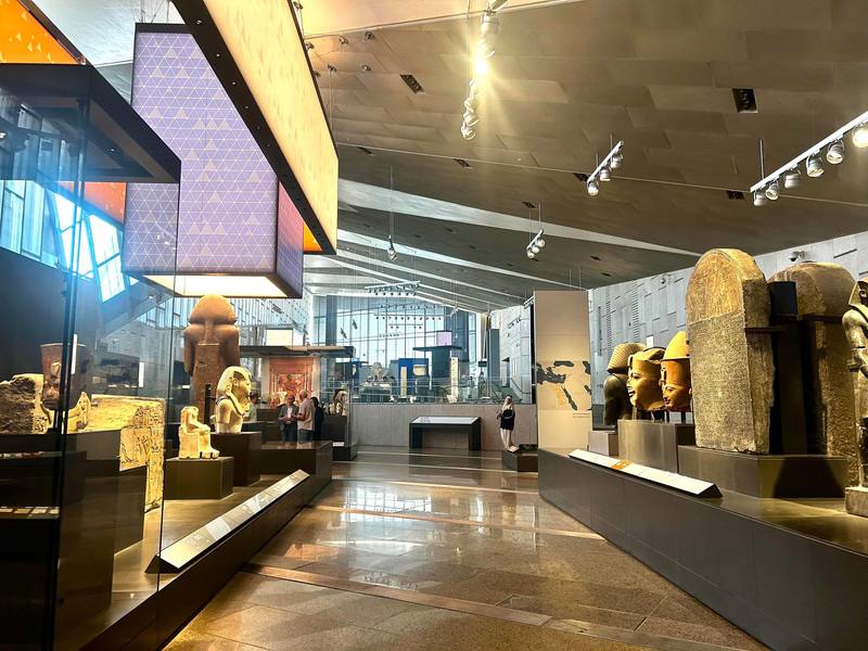 大埃及博物館主展廳於2024年10月開放試營運。主展廳以系統化方式，橫跨歷史朝代4個時期，從社會、王權和信仰3大主題，切分為12個分區廊廳，共展示1萬5000件文物。