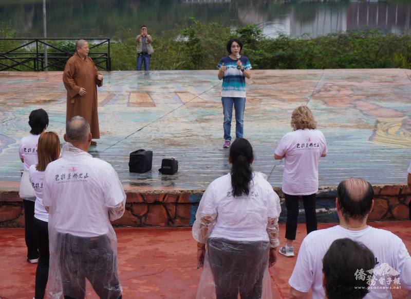 駐巴拉圭東方市總領事館總領事陳慧芬致詞肯定健走活動促進社區和諧