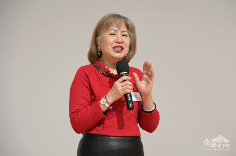 會長李秀玲歡迎大家參加活動開懷度過好時光