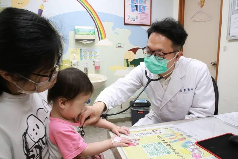 孩子常發呆、說話或動作突中止，無法清楚表達不舒服，有可能是小兒癲癇發作。醫師張璽（右）提醒，家長若能提高警覺，早期接受診斷和治療，便能有效控制病情，避免長期影響。（門諾醫院提供）