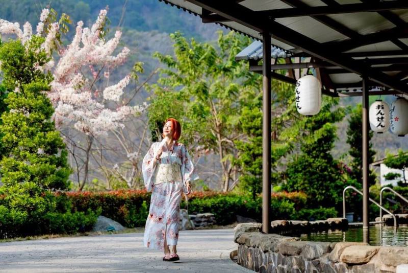 高雄市觀光局指出，東高雄有豐富自然資源，六龜區有寶來與不老溫泉區等。（高雄市觀光局提供）