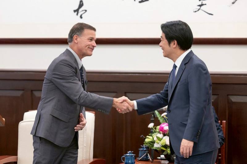 President Lai Ching-te shakes hands with Admiral John Aquilino.