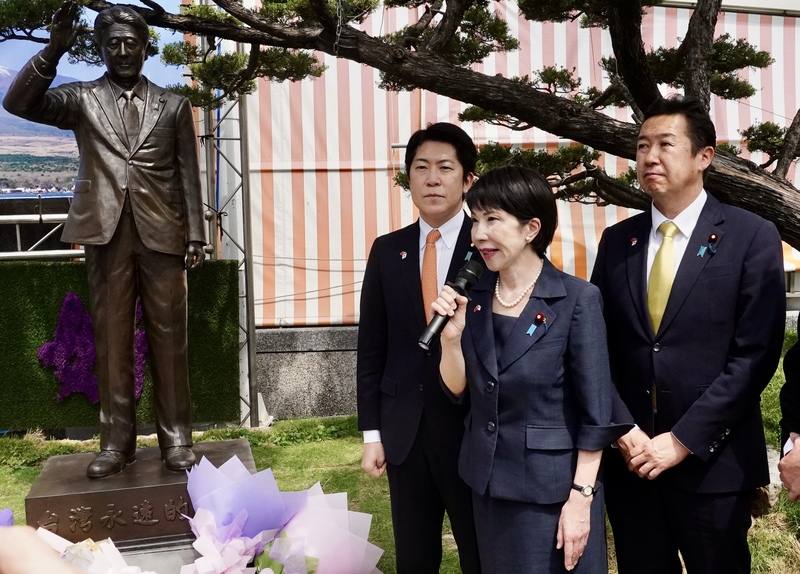 高雄安倍紀念公園29日揭牌，日本執政黨自民黨眾議員、前經濟安全保障大臣高市早苗（中）致詞時說，看到前首相安倍晉三銅像相當感動，將和大家持續為日台友好關係而努力。