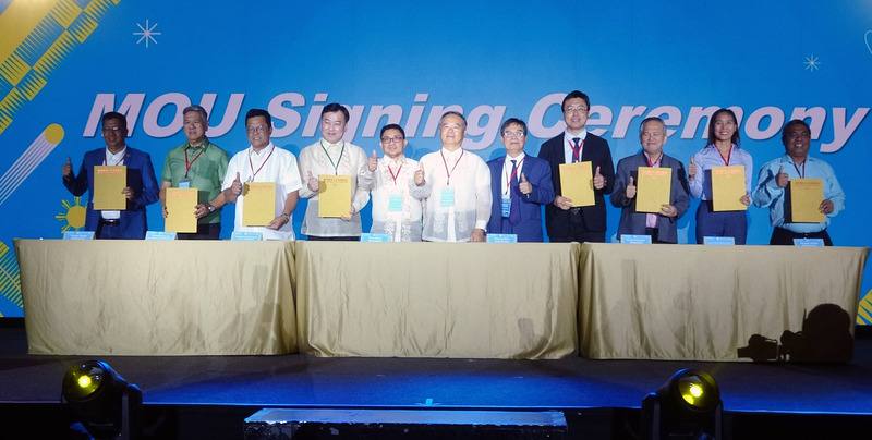 「2025年國際產業人才培育專班教育展」28日在馬尼拉舉行，崑山科技大學與正修科技大學攜手菲律賓理工大學等多所學校，簽署合作備忘錄，駐菲代表周民淦（中）見證。