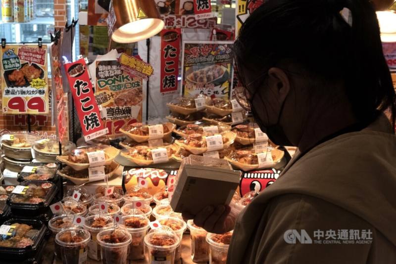圖為民眾於台北市一間連鎖超市的日本食品區選購消費。（中央社檔案照片）