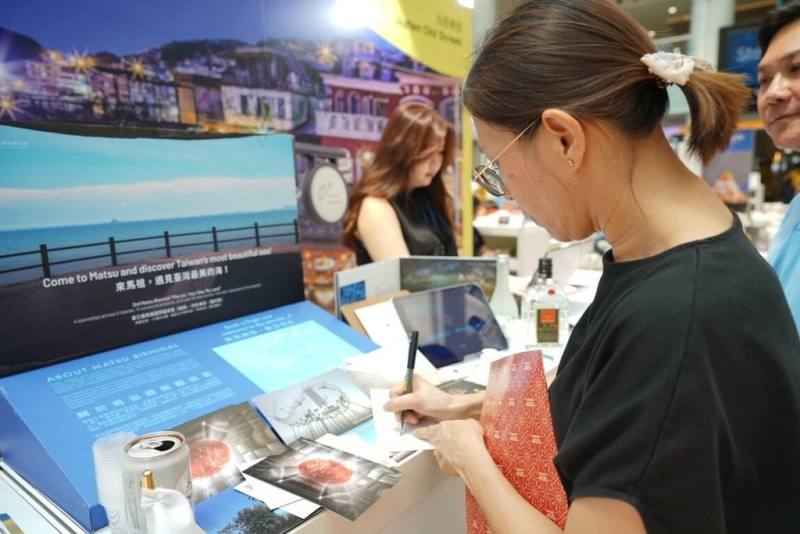 2025第3屆馬祖國際藝術島日前首度至新加坡宣傳，展覽將歷屆作品化成明信片，藝術島辦公室表示，觀展民眾於現場書寫的明信片，將由團隊帶回後，從馬祖寄往世界各地。（馬祖國際藝術島辦公室提供）