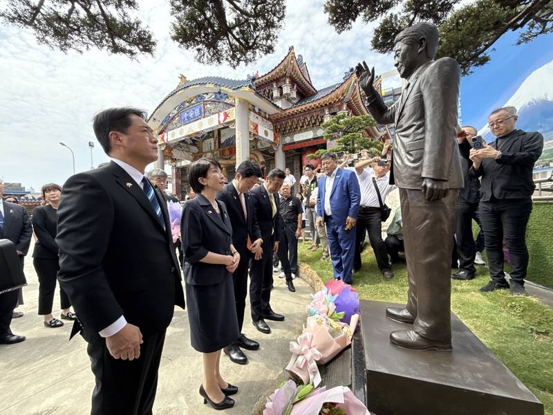 日本執政黨自民黨眾議員、前經濟安全保障大臣高市早苗（前左2）29日下午參與高雄安倍紀念公園揭牌儀式，她表示，接下來自己會持續與大家一起努力，維護日台友好關係。