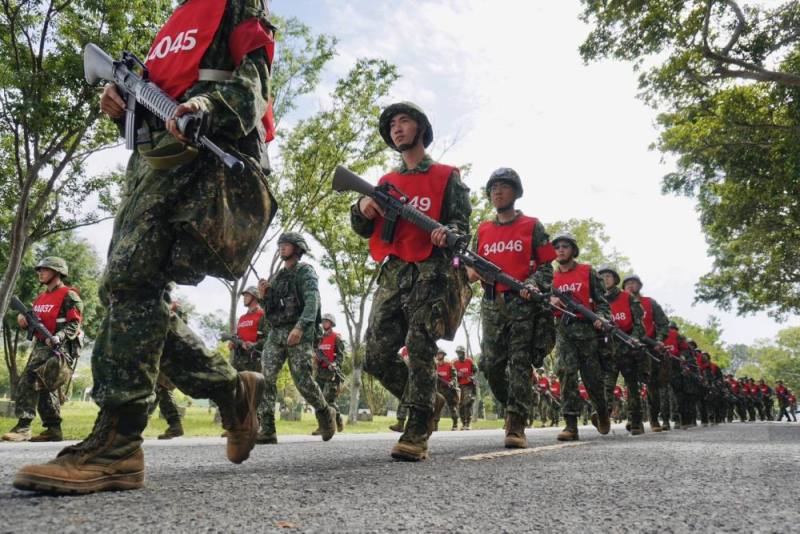 行軍鑑測考驗著訓員們的體力與耐力。（陸軍206旅提供）