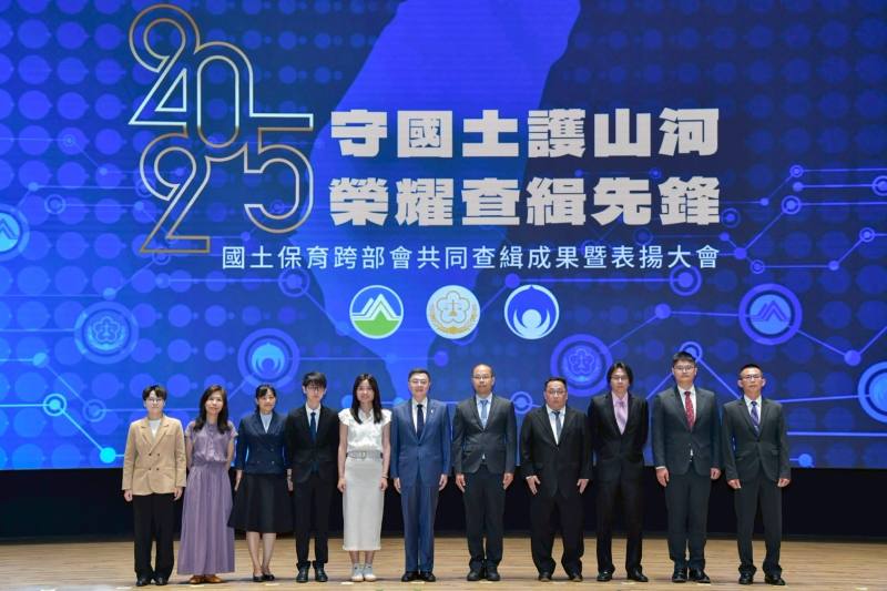 卓院長表揚10位查緝先鋒並合影留念