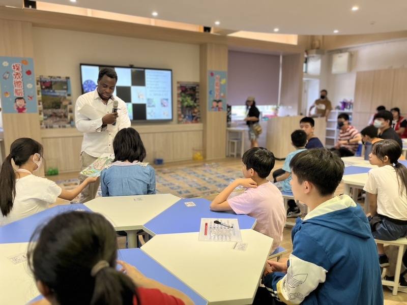 台北市政府教育局推動「新世代學習空間建置計畫」，萬福國小「wonderful好時光教室」甫落成，30日的雙語教學課上，老師引導學生透過視訊影像引導分組討論，團隊合作以英文回答題目。