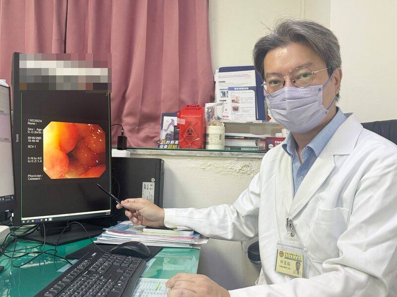 李綜合醫院外科主任邱昱瑞（圖）指出，台中1名上班族因工作壓力大，胃、十二指腸潰瘍，後來潰瘍變得嚴重，吃什麼吐什麼，就醫發現嚴重潰瘍導致腸阻塞，提醒勞工在職場上工作忙碌一定要適時紓壓，如果身體不舒服要盡早就醫。