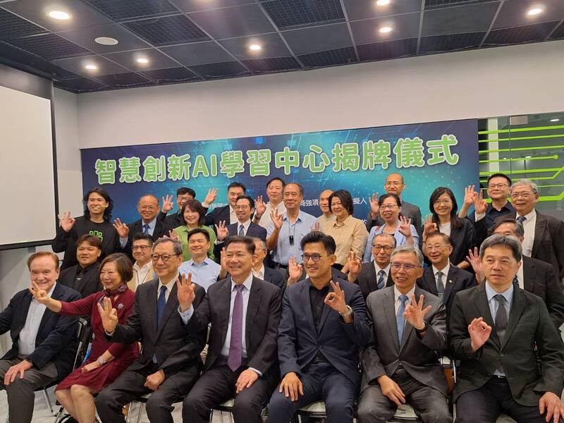東吳大學30日舉行智慧創新AI學習中心啟用儀式，引進輝達的GeForce RTX 50系列桌上型電腦，未來將開設AI跨域應用微課程。