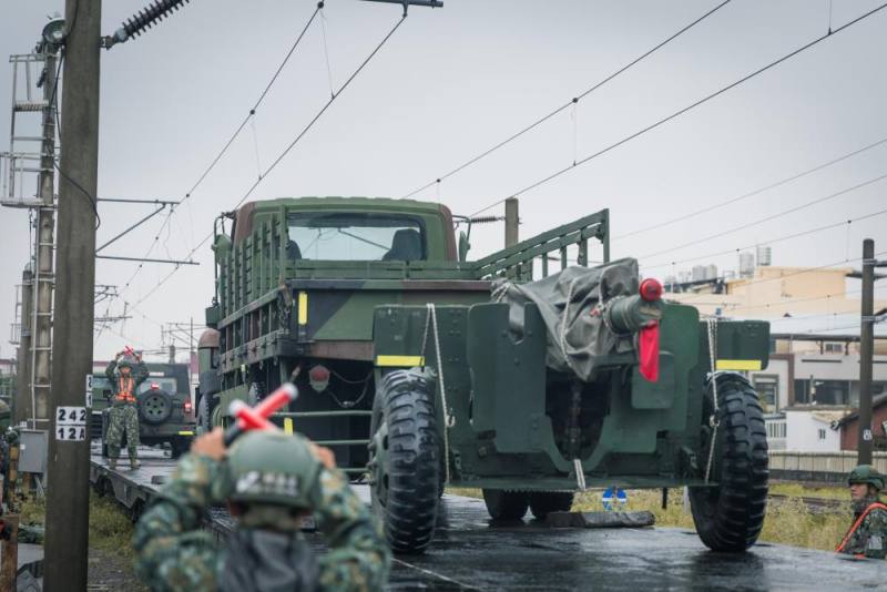 指揮組官兵細心引導車輛，通過狹窄橋板。（青年日報提供）