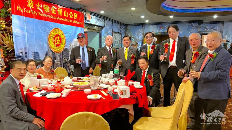 黃伍宗親與嘉賓，麻州眾議員黃子安(右一)等人。