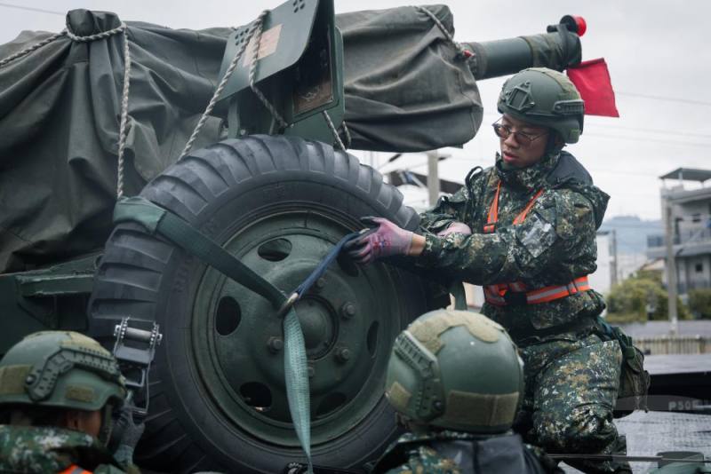官兵將105榴彈砲等裝備完成裝載、綑綁作業，為後續移防做好準備。（青年日報提供）