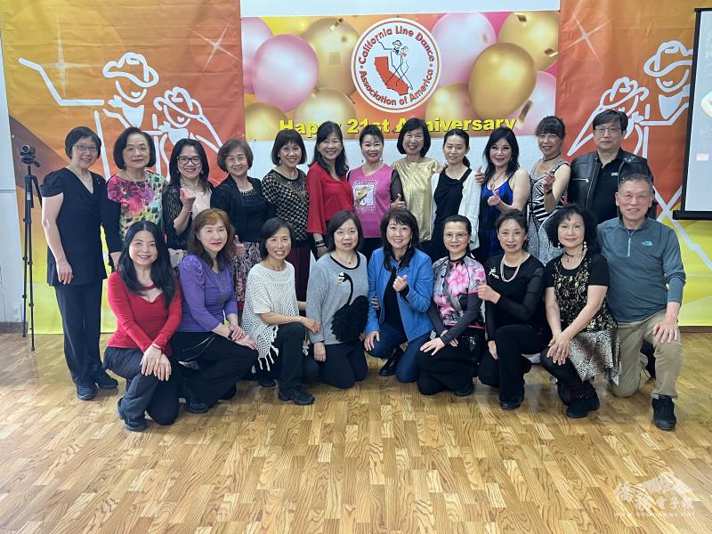 林貴香(中)與會員合影