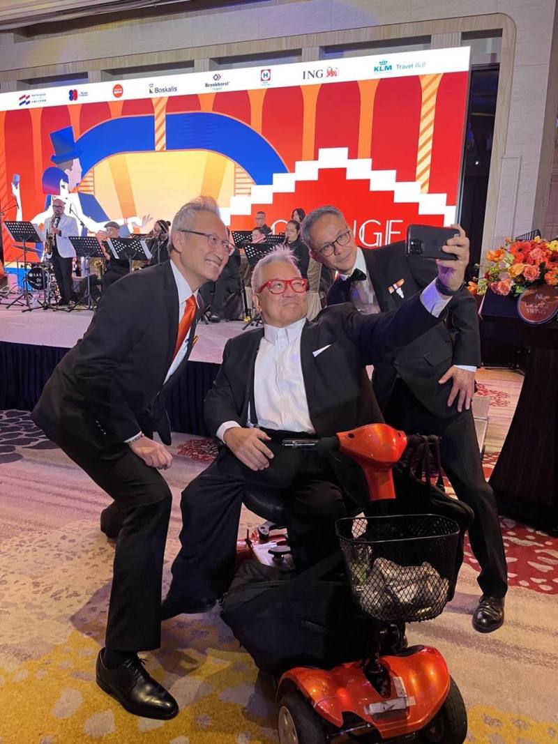 外交部政務次長吳志中（左一）、荷蘭駐台代表譚敬南（Guido Tielman，右一）與現場貴賓溫馨互動。