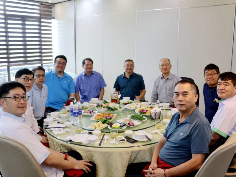 駐越南代表處公使林易民(右四)、經濟組組長丁偉(左五)與北寧臺灣商會幹部拜訪永福省臺商