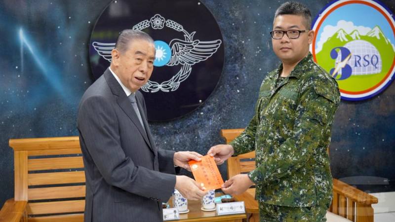 李榮譽理事長端節慰問官兵（軍聞社記者王進福攝）