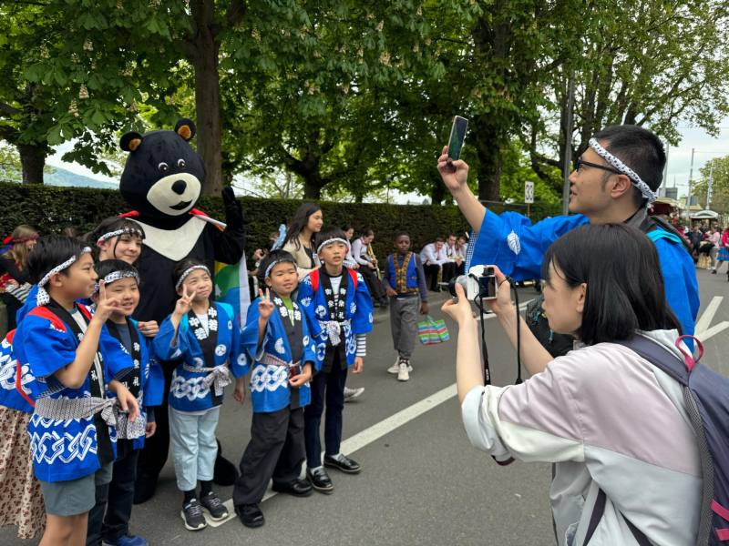 日本民眾與臺灣隊互動