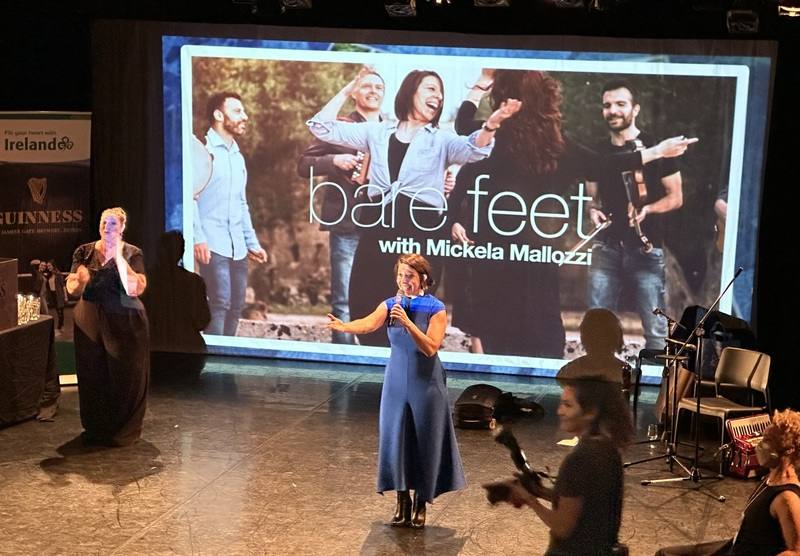 美國公共電視網旅遊文化節目「行腳天下」主持人米凱拉．馬洛吉（Mickela Mallozzi），在紐約試映會中介紹與台灣共舞的經驗。